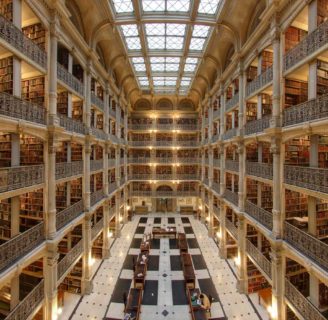 Biblioteca George Peabody, ubicada al norte del centro de Baltimore