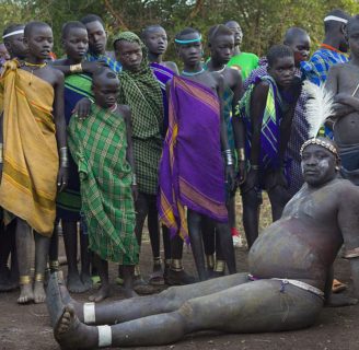Los bodi, competición por ser el más gordo de la tribu